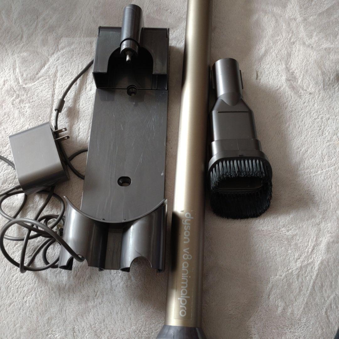 Dyson V8スリム　スティッククリーナー本体 各種アタッチメント付き