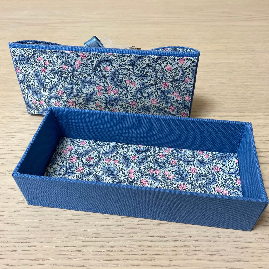 カルトナージュ　青い布製ボックス タティングレース装飾付き