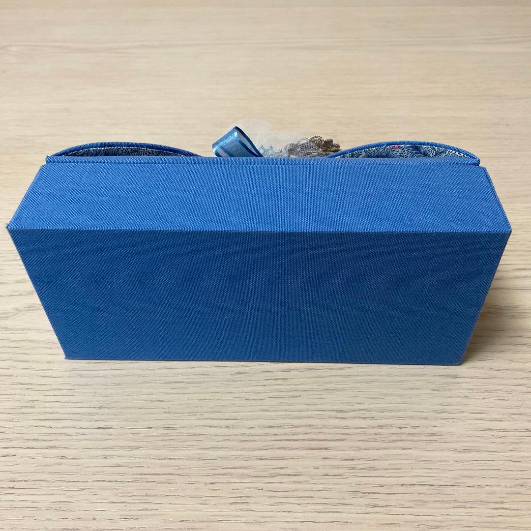 カルトナージュ　青い布製ボックス タティングレース装飾付き