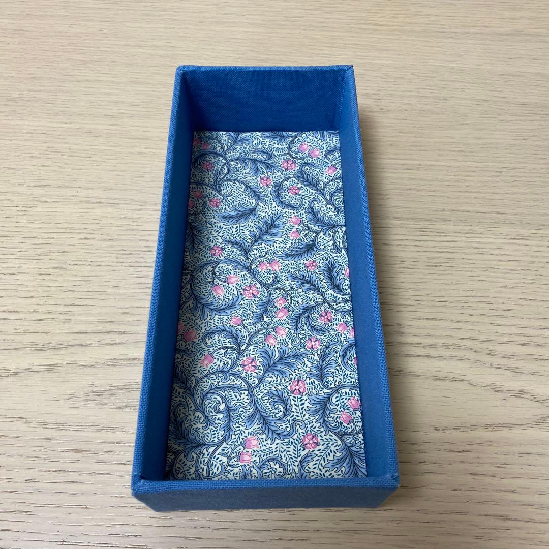 カルトナージュ　青い布製ボックス タティングレース装飾付き