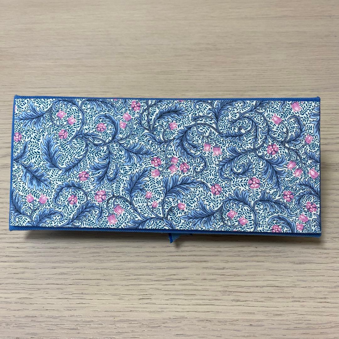 カルトナージュ　青い布製ボックス タティングレース装飾付き