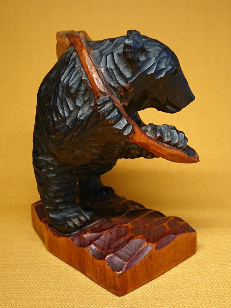 【美品】クマ　熊　木彫り　鮭背負い　置物　インテリア　工芸品　美術品　A3374