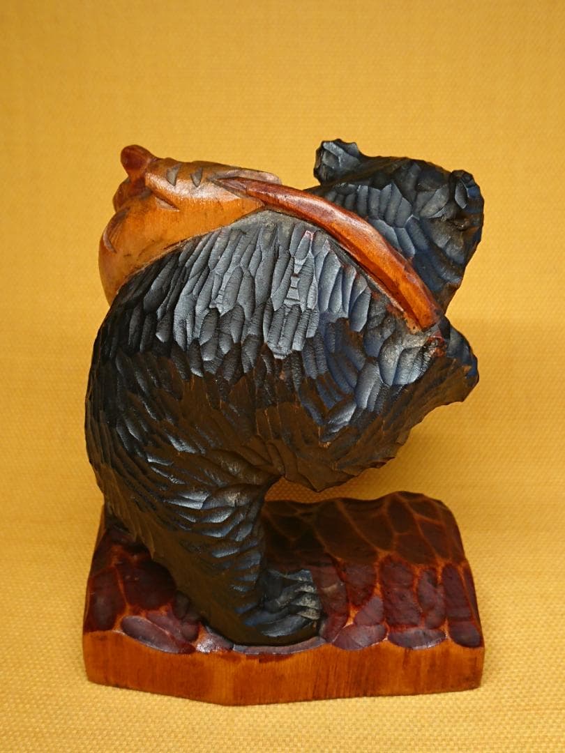 【美品】クマ　熊　木彫り　鮭背負い　置物　インテリア　工芸品　美術品　A3374