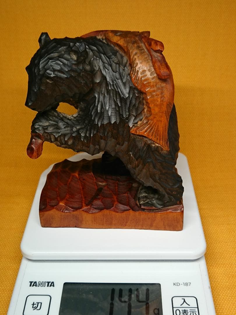 【美品】クマ　熊　木彫り　鮭背負い　置物　インテリア　工芸品　美術品　A3374