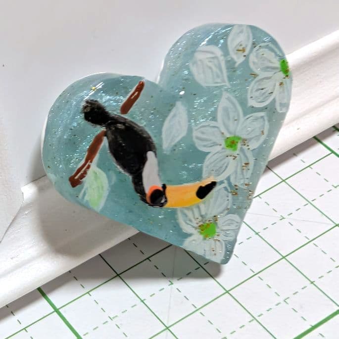 オニオオハシ　レジンヘアゴム　枝につかまる　ハート形