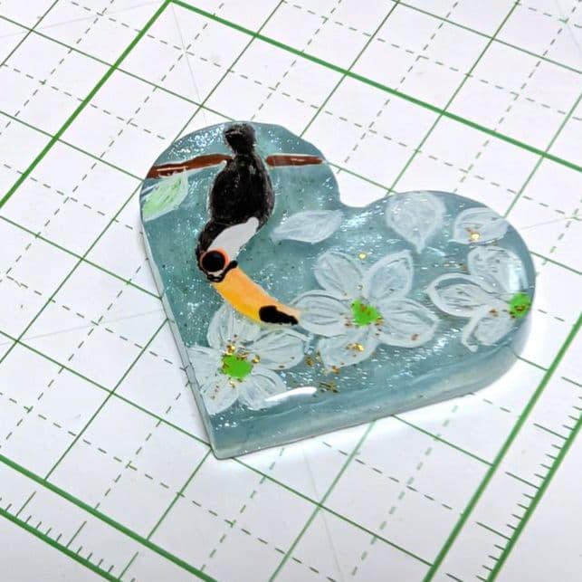 オニオオハシ　レジンヘアゴム　枝につかまる　ハート形