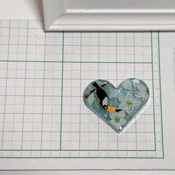 オニオオハシ　レジンヘアゴム　枝につかまる　ハート形