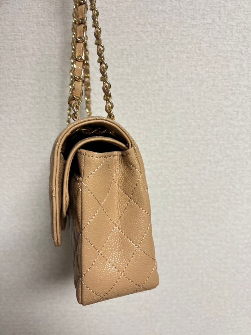 ベージュのキルティングレザーショルダーバッグ