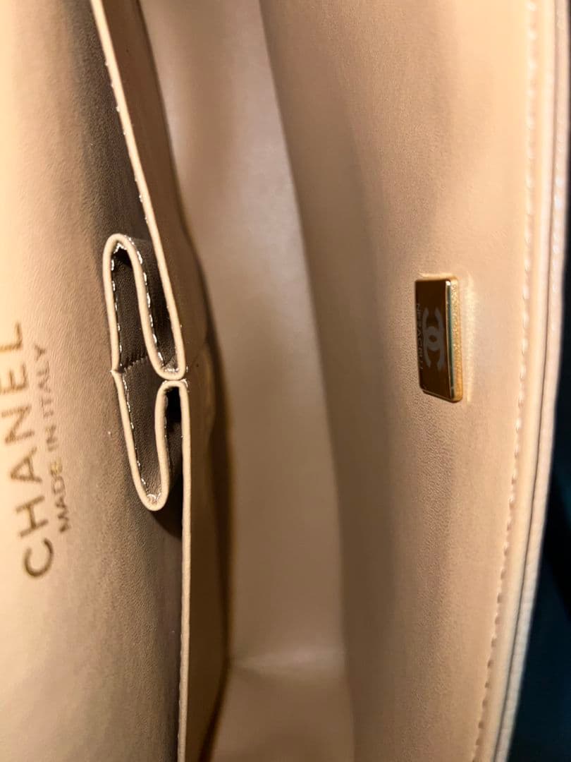 ベージュのキルティングレザーショルダーバッグ