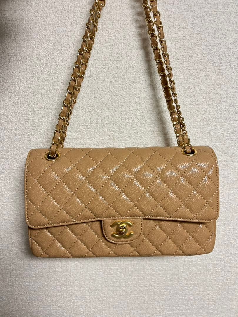 ベージュのキルティングレザーショルダーバッグ