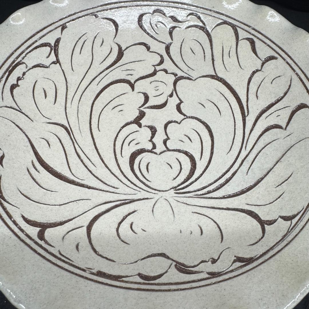 育陶園　唐草線彫 高台盛皿