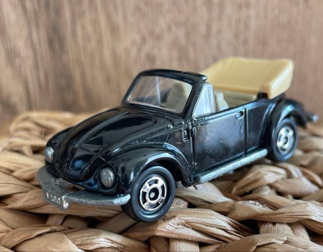 〈トミカ〉F23 フォルクスワーゲン コンバーチブル 黒×タン(日本製)