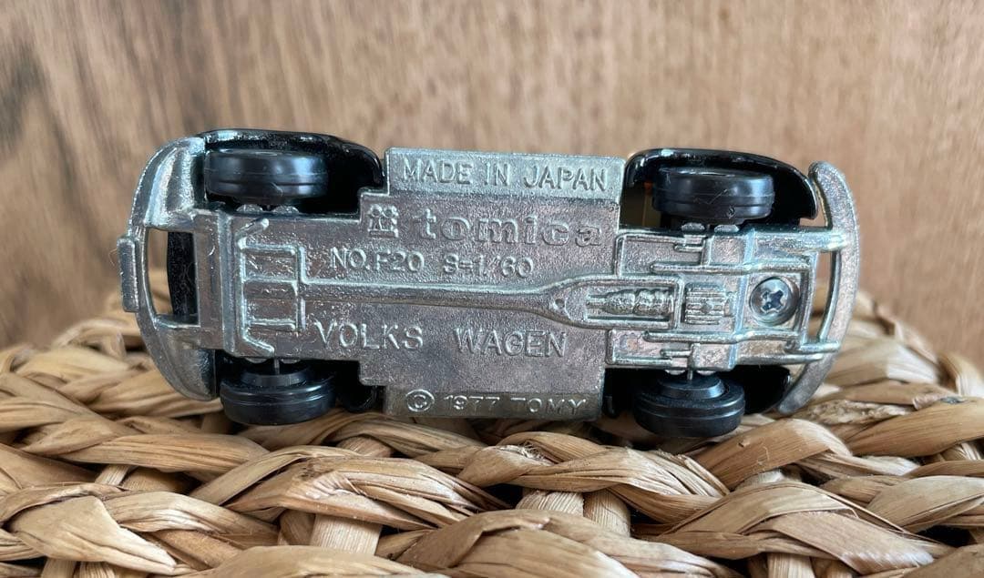 〈トミカ〉F23 フォルクスワーゲン コンバーチブル 黒×タン(日本製)