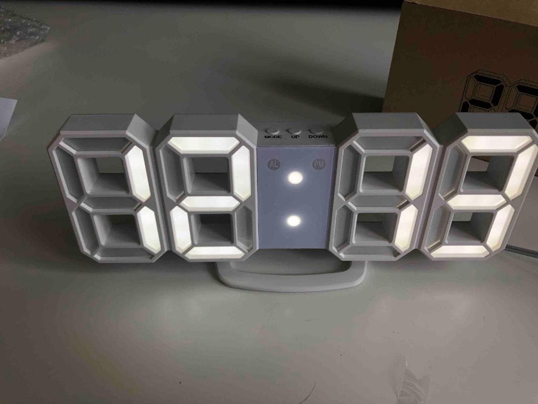 ☆3D LEDデジタル時計 - 壁掛け・卓上兼用　スヌーズと大音量アラーム