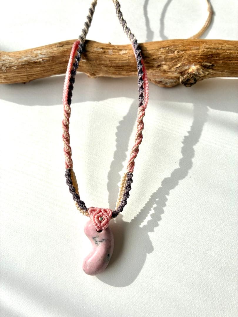 糸魚川産チューライト勾玉ネックレス　1点もの