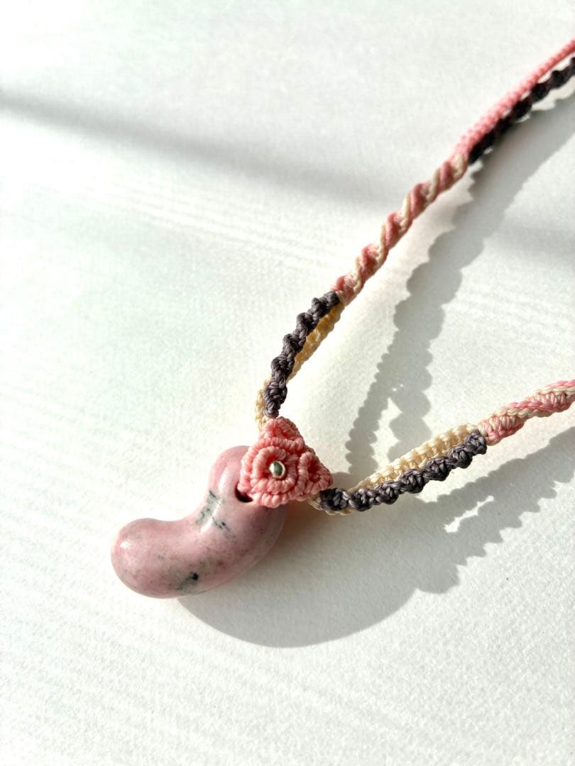 糸魚川産チューライト勾玉ネックレス　1点もの