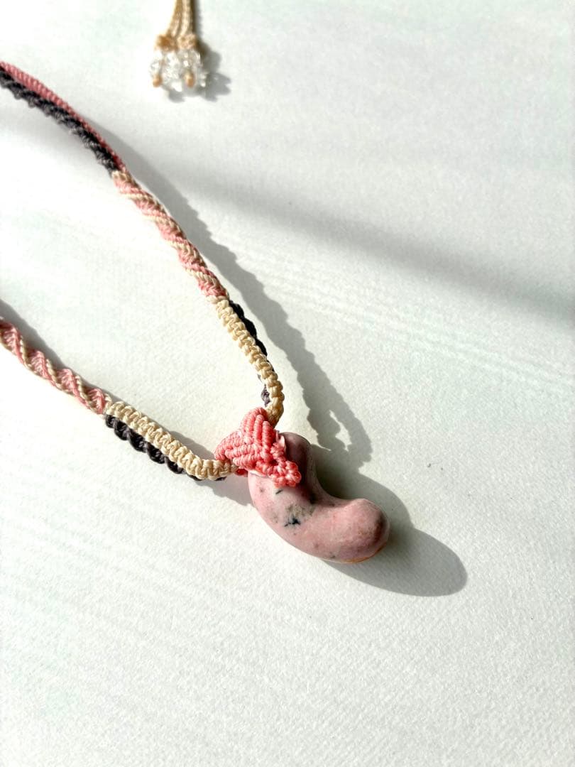 糸魚川産チューライト勾玉ネックレス　1点もの