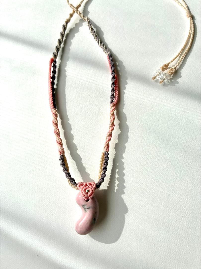 糸魚川産チューライト勾玉ネックレス　1点もの