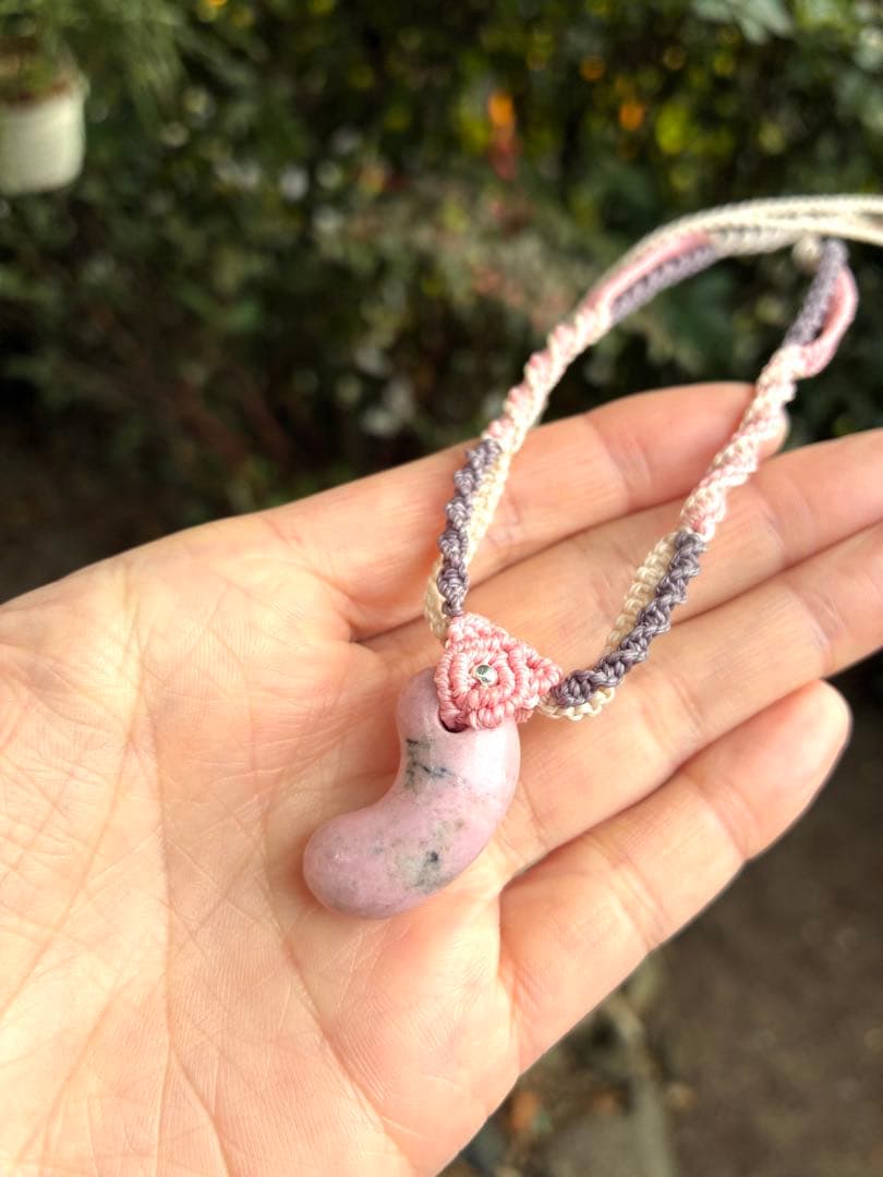 糸魚川産チューライト勾玉ネックレス　1点もの