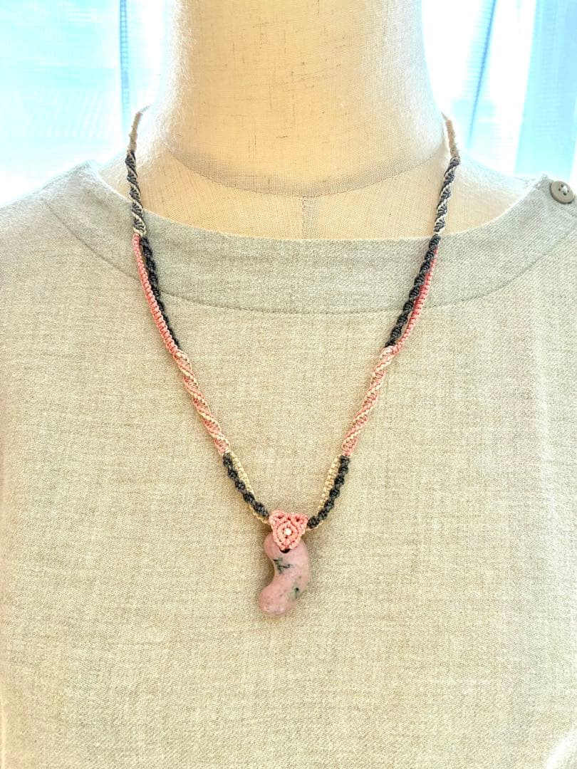 糸魚川産チューライト勾玉ネックレス　1点もの