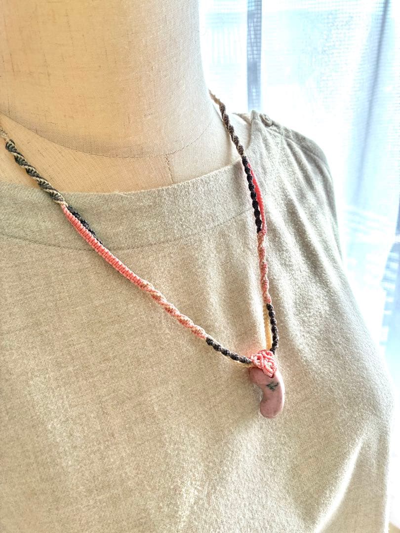 糸魚川産チューライト勾玉ネックレス　1点もの