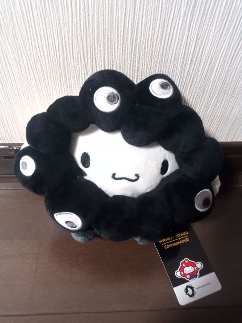 黒ミャクミャクサンリオなりきりぬいぐるみM&キラキラ缶ラムネ シナモンロール