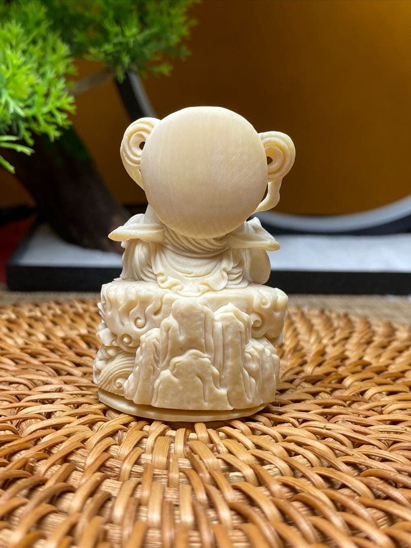 天然マンモス牙美しい手作り彫刻　黄財神　小さいな置物