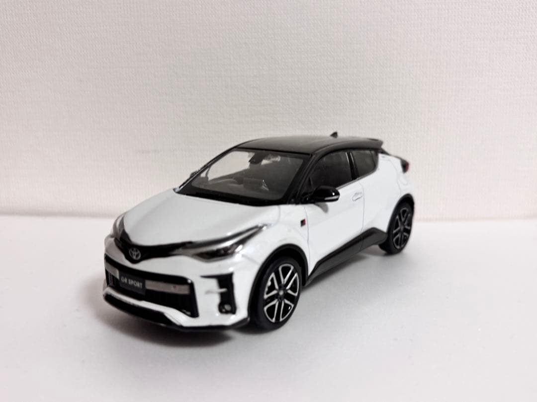 カラーサンプル ミニカー 1/30 クラウン、ランドクルーザー、CH-R GR
