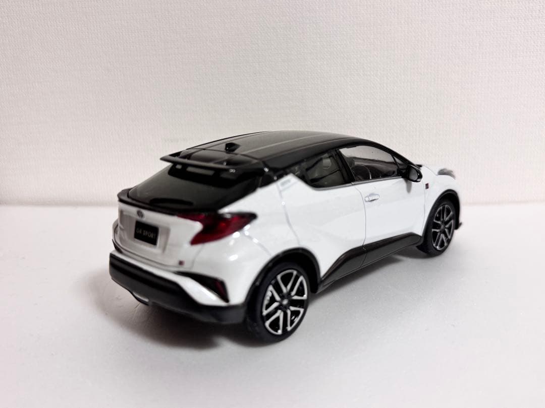 カラーサンプル ミニカー 1/30 クラウン、ランドクルーザー、CH-R GR