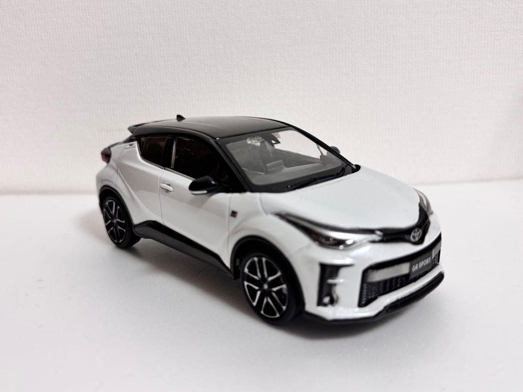 カラーサンプル ミニカー 1/30 クラウン、ランドクルーザー、CH-R GR