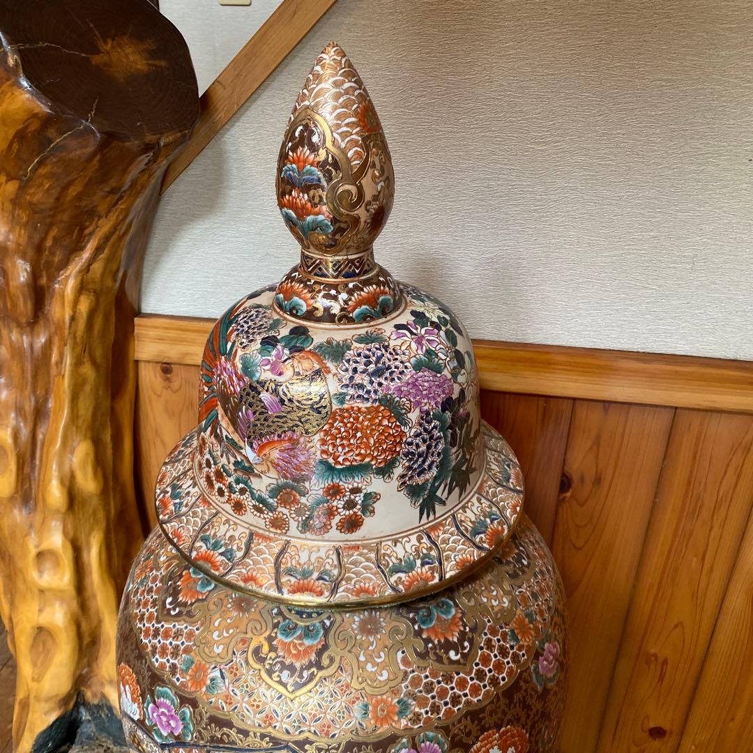 花柄装飾の陶器壺（蓋付き）