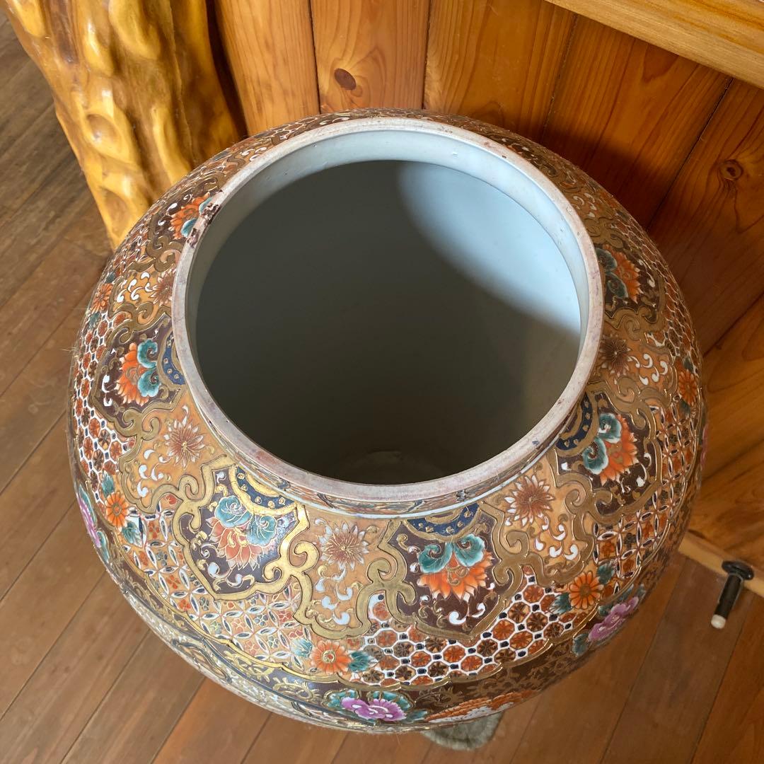 花柄装飾の陶器壺（蓋付き）