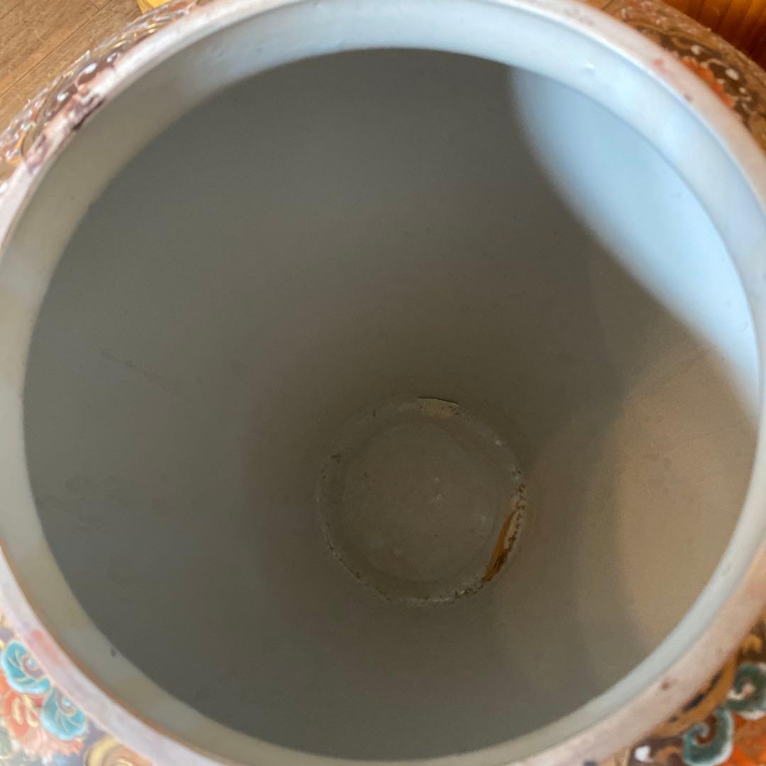 花柄装飾の陶器壺（蓋付き）