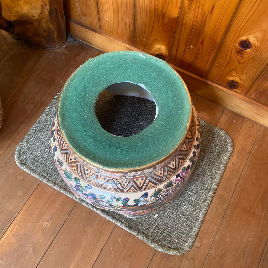 花柄装飾の陶器壺（蓋付き）