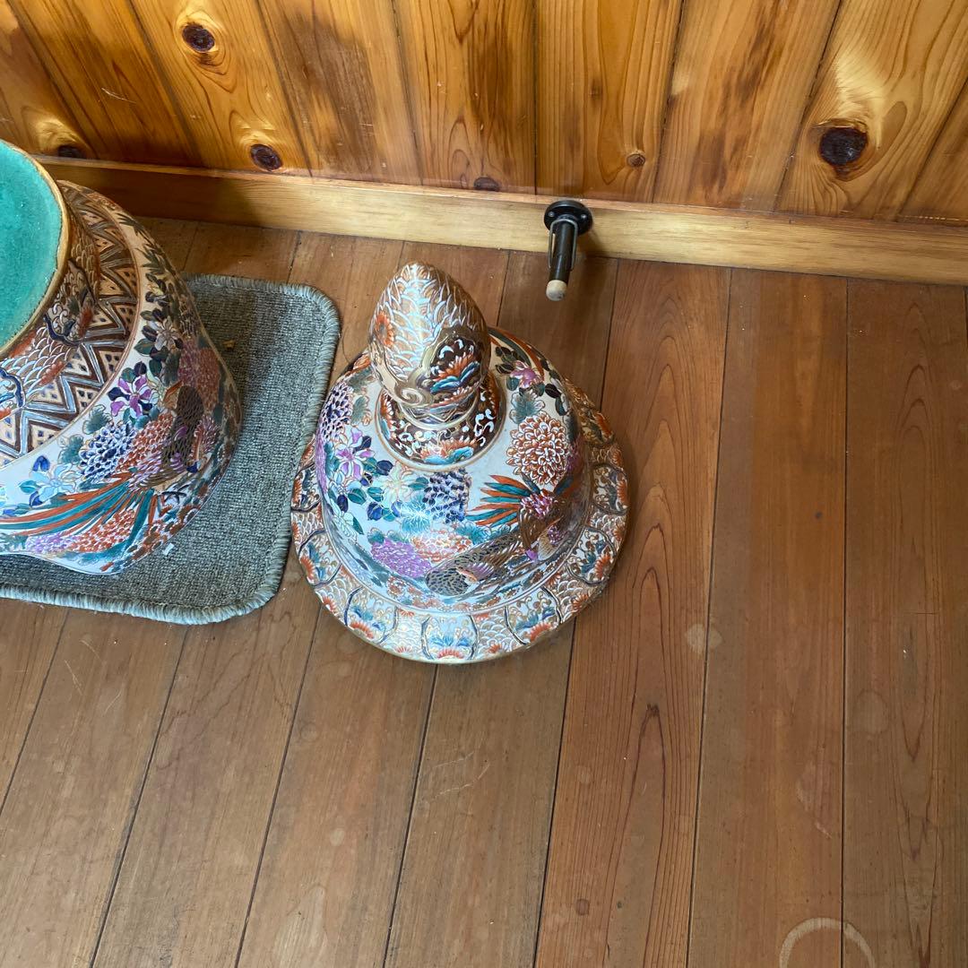 花柄装飾の陶器壺（蓋付き）