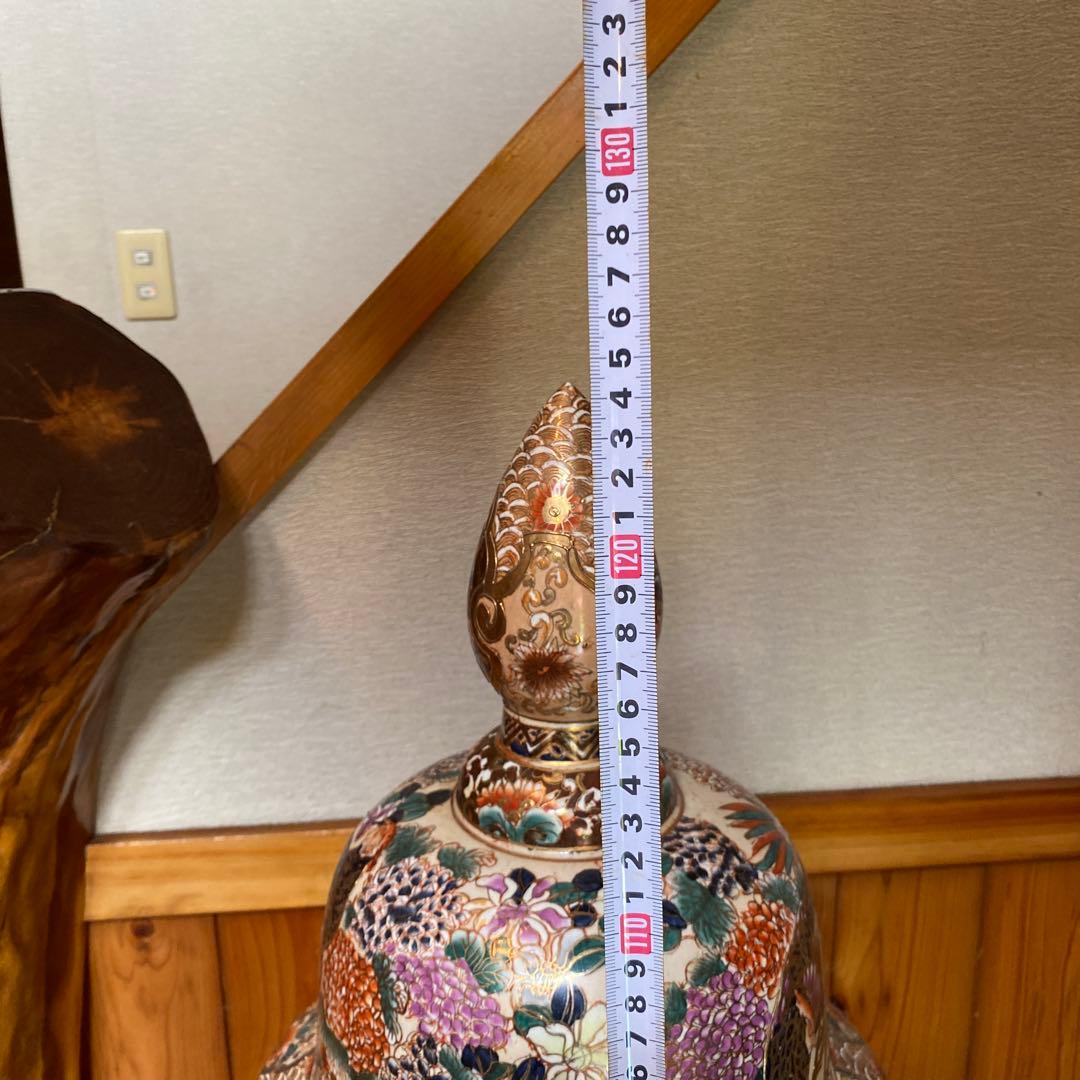 花柄装飾の陶器壺（蓋付き）