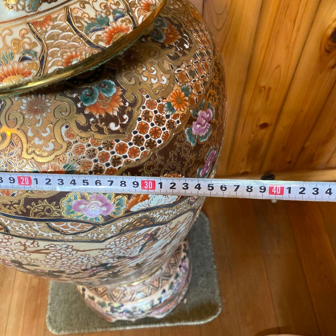 花柄装飾の陶器壺（蓋付き）