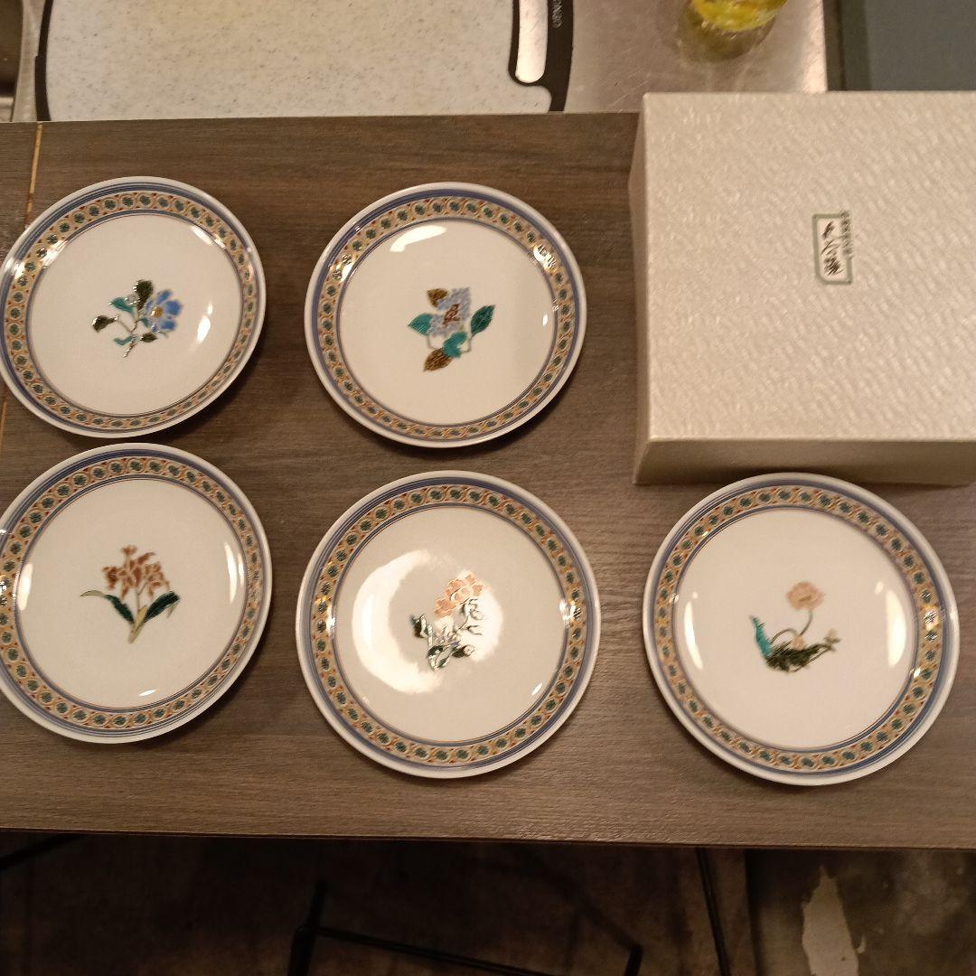 九谷焼（くたにやき）の銘々皿（めいめいざら）で、特に「青郊窯（せいこうがま）」