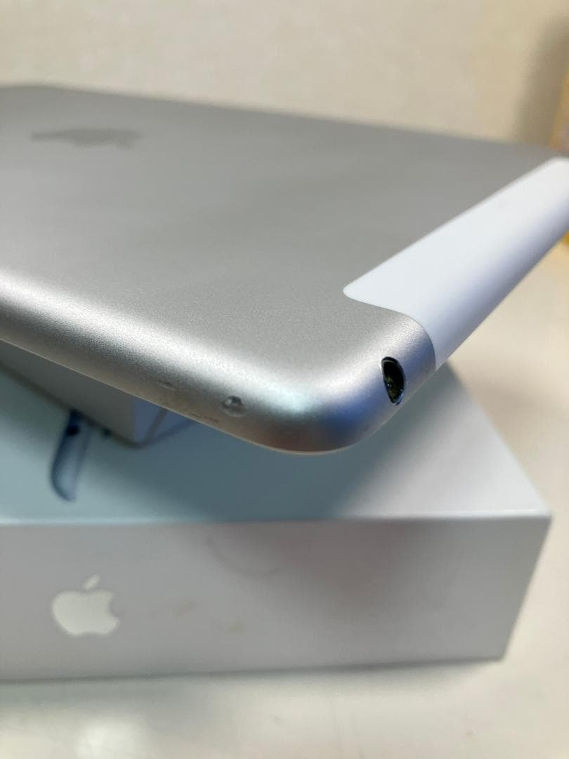 iPad 7世代　32GB シルバー　セルラー カバーガラス付