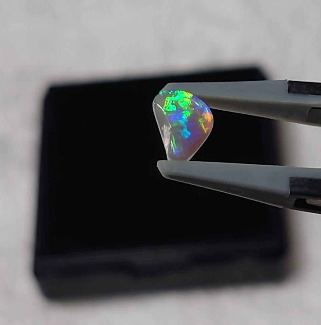 セミブラックオパール