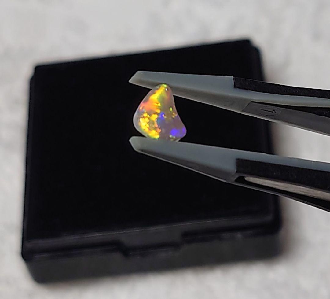 セミブラックオパール