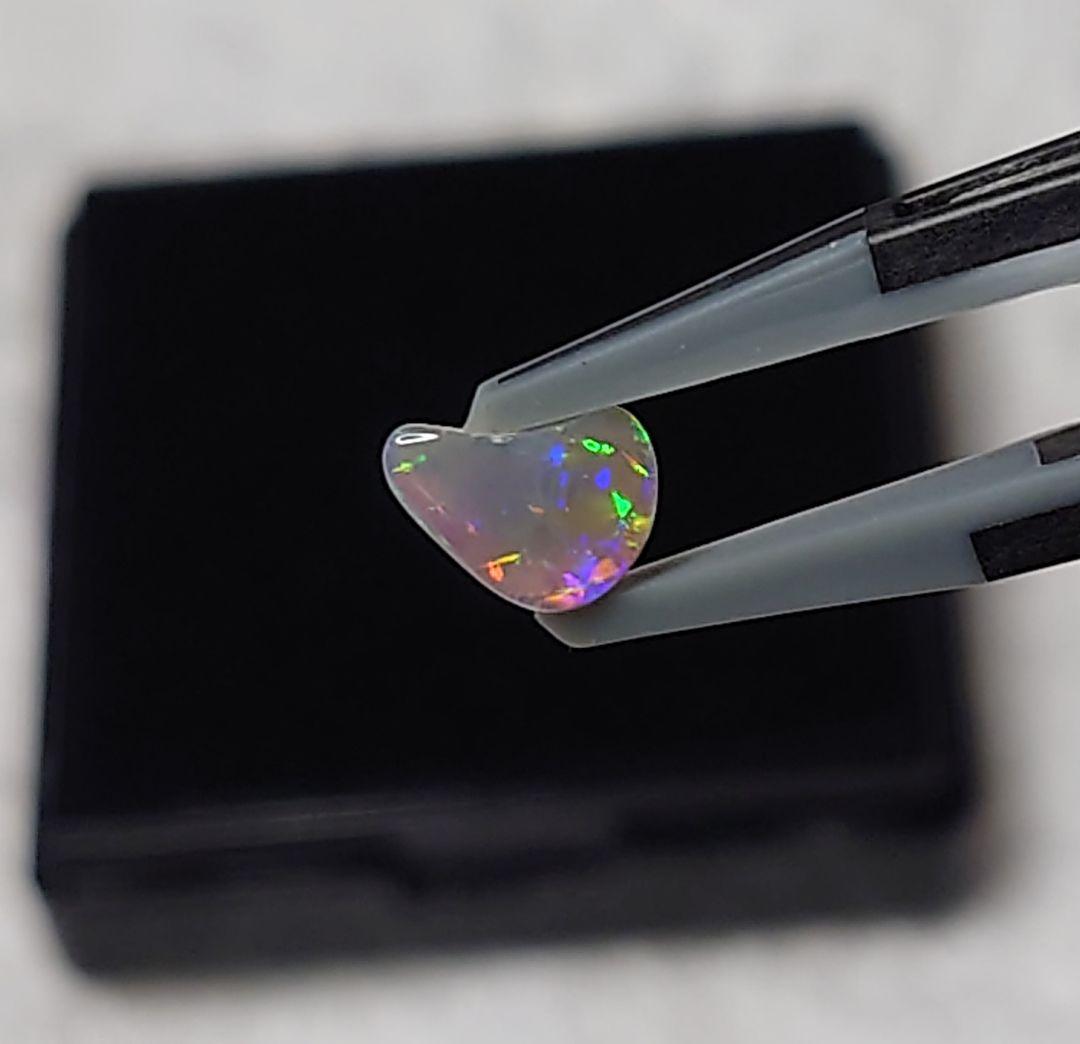 セミブラックオパール