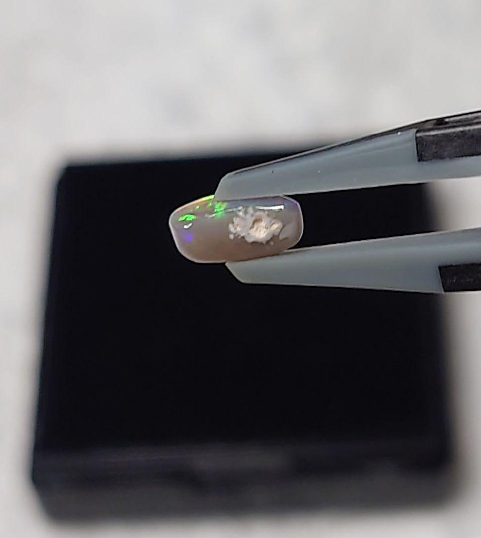 セミブラックオパール