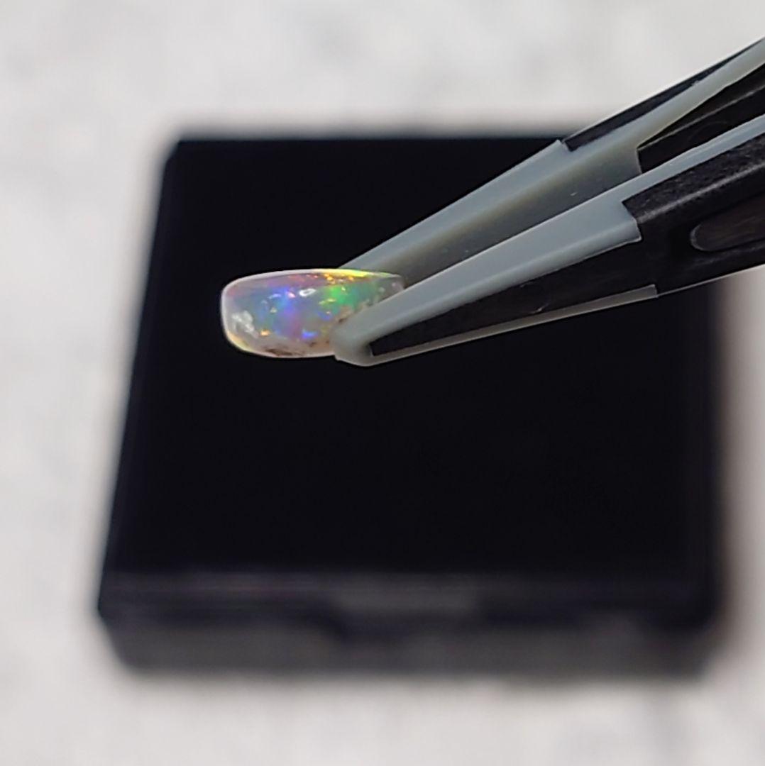 セミブラックオパール