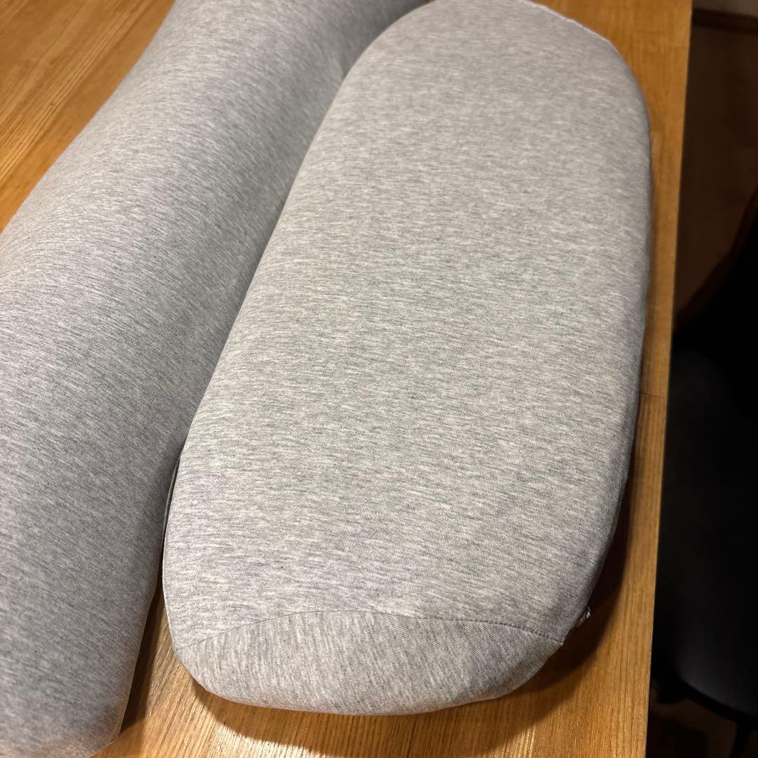 グレーの楕円形ピロー ・未使用の替えカバー付き