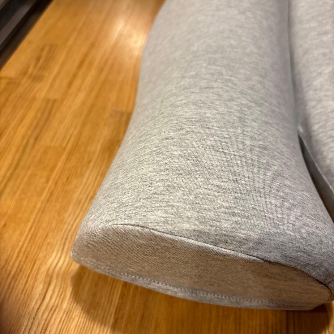 グレーの楕円形ピロー ・未使用の替えカバー付き