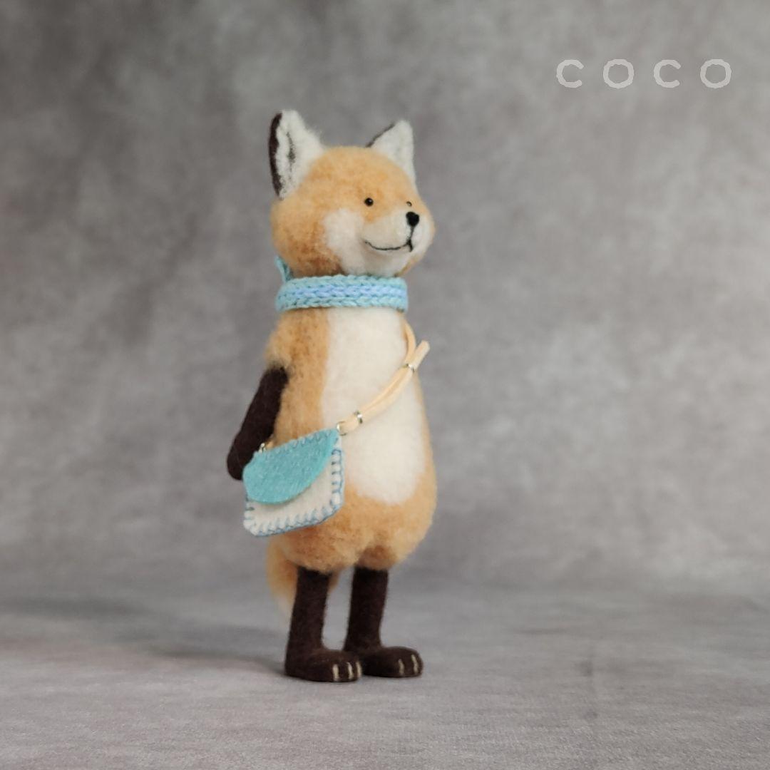 ポシェットを下げた子供なキタキツネさん