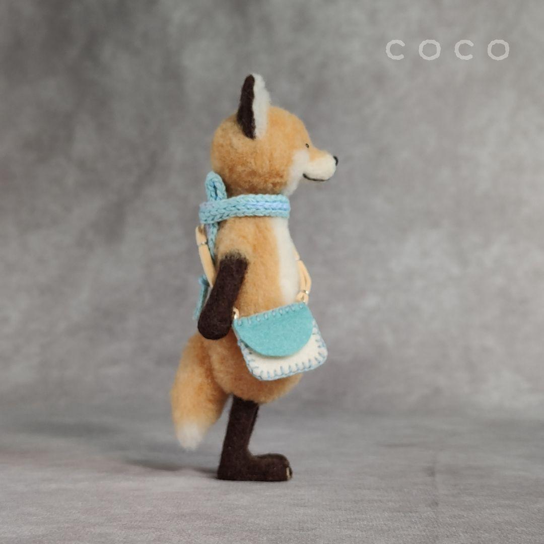 ポシェットを下げた子供なキタキツネさん