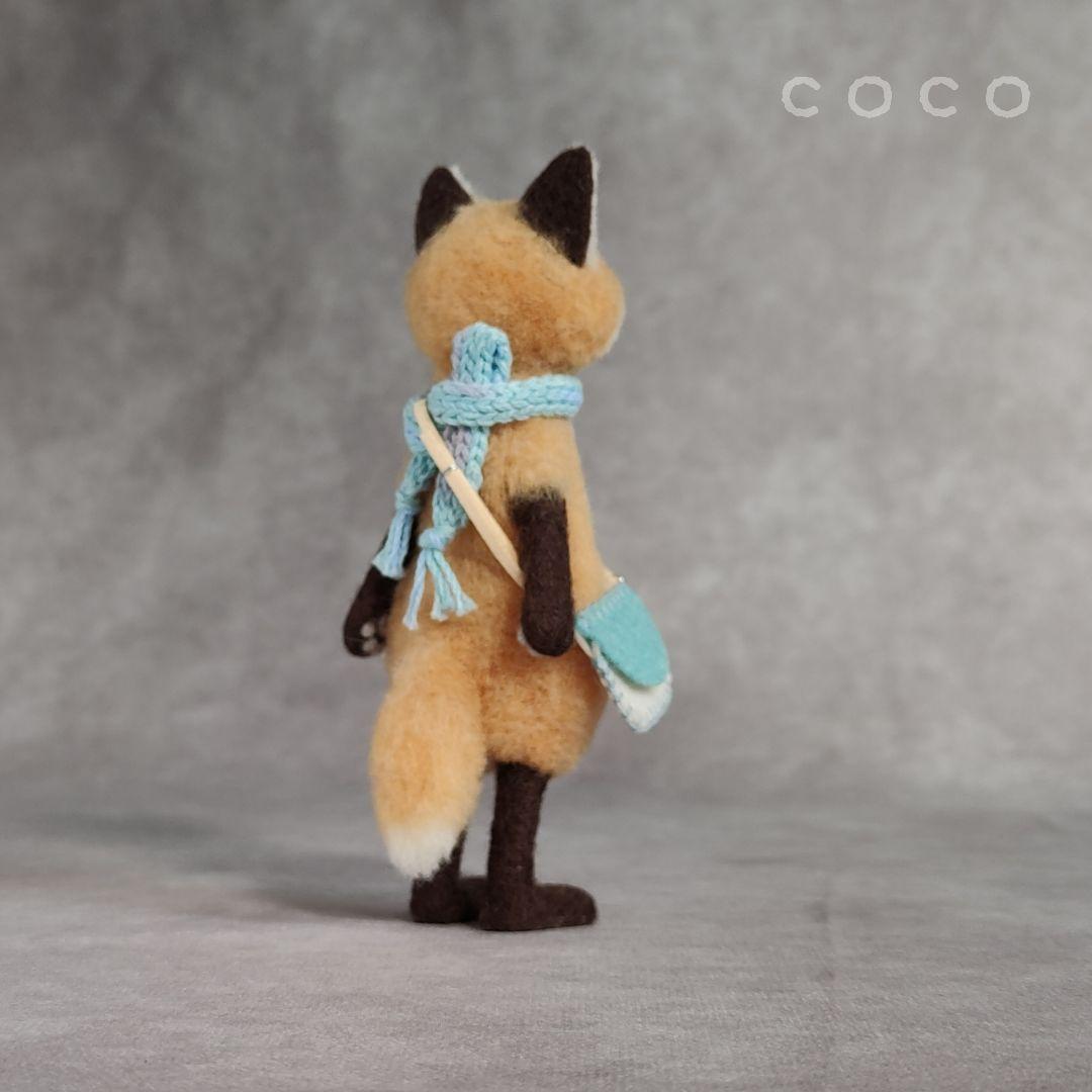 ポシェットを下げた子供なキタキツネさん