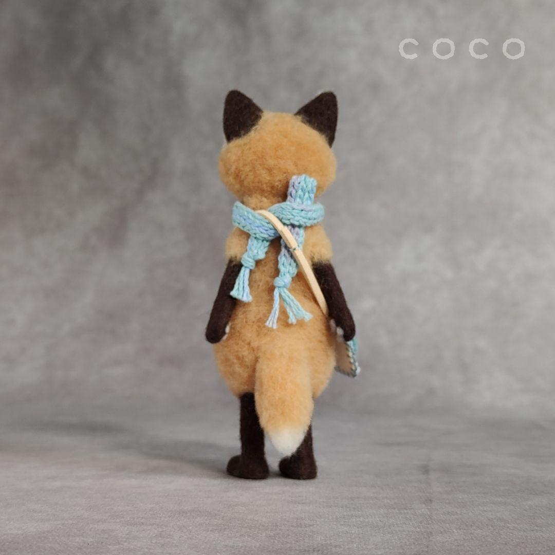 ポシェットを下げた子供なキタキツネさん